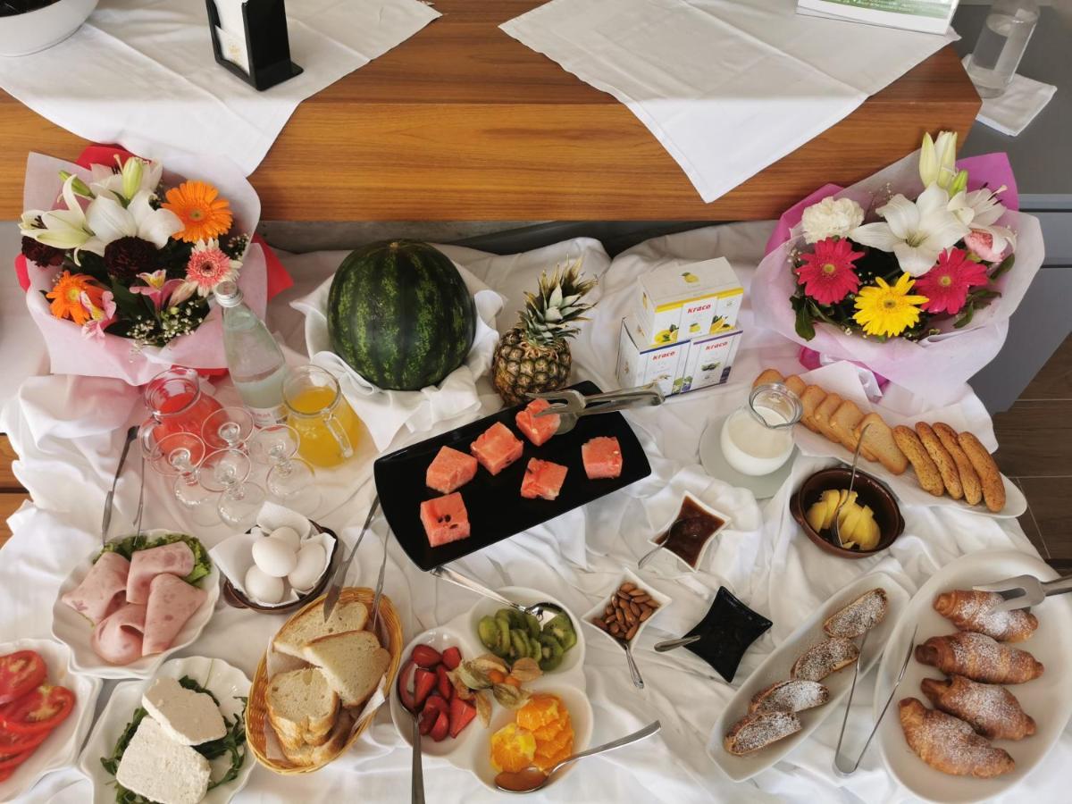 Dolce Italia Hotel Radhima Kültér fotó